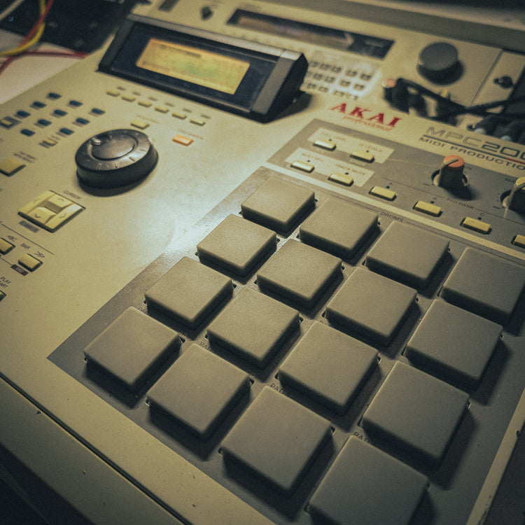 nizuk, beatmaker, boom bap, beatmaking, beats for sale, instrus hip hop à vendre, 12bit, akai mpc 2000 xl, akai s950, yamaha tx16w,