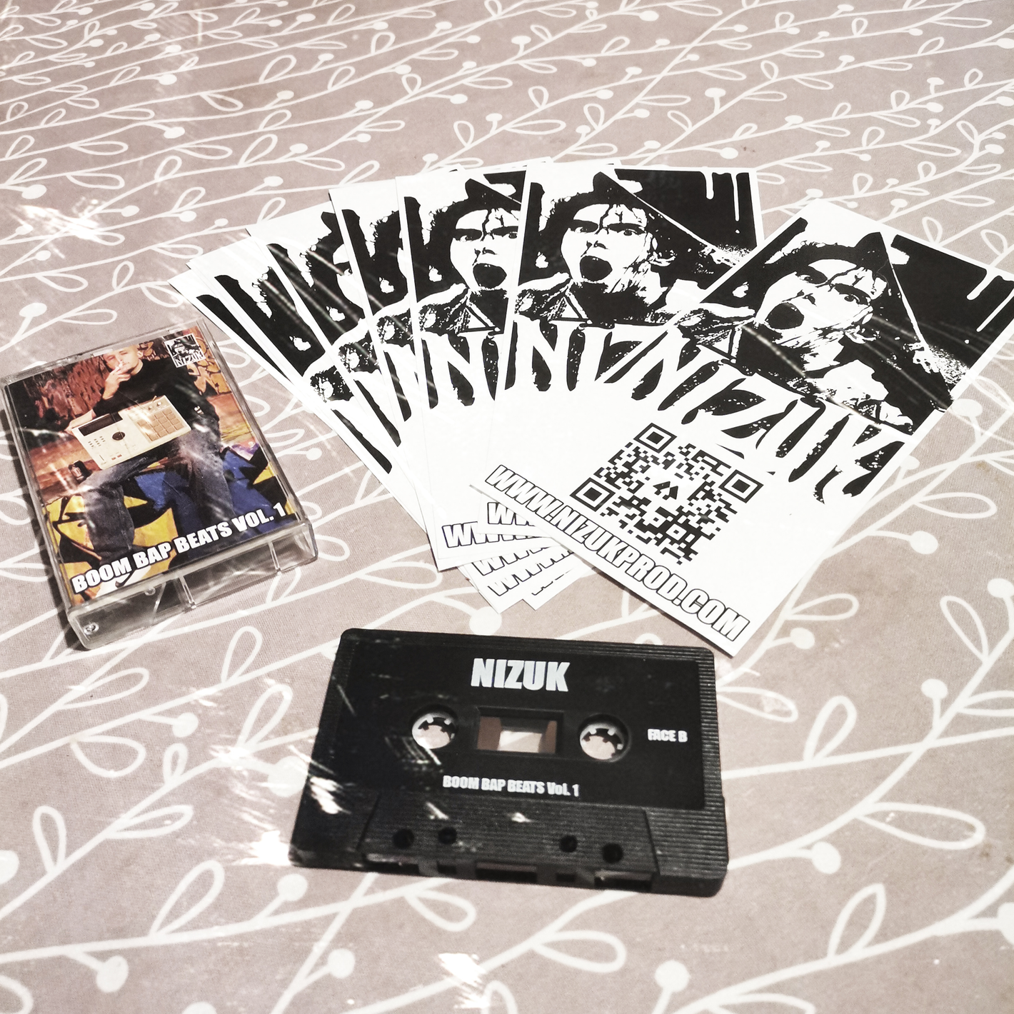 Avis d'un client sur la boutique du beatmaker Hip Hop Nizuk : "Très bonne k7 qui nous replonge dans les années 90. De la bonne boom bap à l'ancienne".